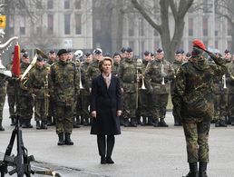 Verteidigungsministerin Ursula von der Leyen nimmt am feierlichen Appell zur Umbennung der Kaserne „Emmich-Cambrai-Kaserne“ in „Hauptfeldwebel-Lagenstein-Kaserne“ in Hannover teil Foto: dpa