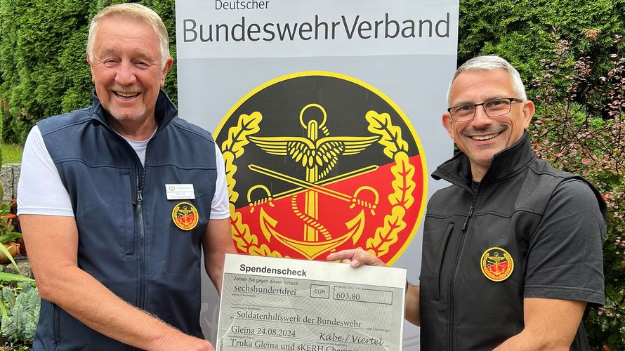 Die Vorsitzenden der sKERH Chemnitz und der TruKa Gleina, Thomas Viertel (l.) und Marco Käbe, mit dem Spendenscheck für das Soldatenhilfswerk. Foto: Thomas Viertel