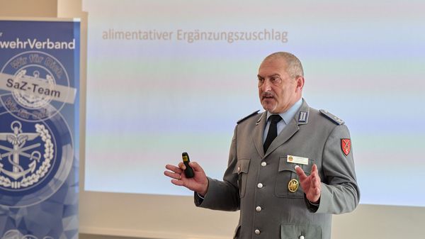 Landesvorsitzender Oberstleutnant a.D. Josef Rauch gab Einblick in aktuelle verbandspolitische Themen. Foto: DBwV/Ingo Kaminsky