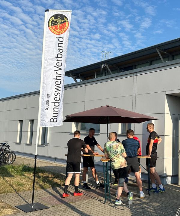 Bereits vor der Sporthalle wurde deutlich, dass der DBwV wesentlich zum Erfolg des Standortvolleyballturniers beigetragen hatte. Foto: Bundeswehr/Pressestelle AusbKdo