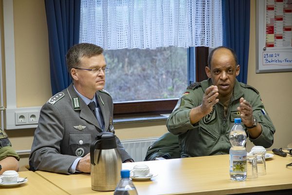 Oberst Wüstner (l.) im Gespräch mit Oberstleutnant Samuel Mbassa. Foto: DBwV