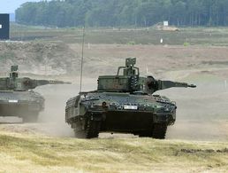 Schützenpanzer vom Typ Puma fahren auf dem Erprobungsgelände des Unternehmens Rheinmetall während einer Schießübung. Laut Beschaffungsliste soll das Nachfolgemodell des Marders modifiziert werden. Foto: dpa