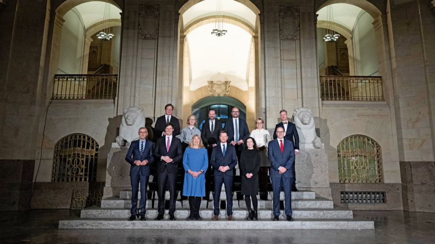 Die neue Regierung des Freistaates Sachsen Ende Dezember 2024. Ministerpräsident Michael Kretschmer (CDU) regiert in einer Minderheits-Koalition mit der SPD und braucht für alle Gesetzesvorhaben Stimmen aus der Opposition. Das heißt, nach mehr als 30 Jahren bricht die Zeit vieler Kompromisse an. Foto: Picture Alliance/DPA