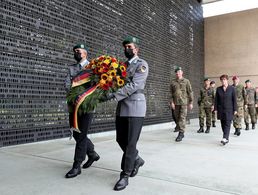 Mit Kranzniederlegungen am Ehrenmal im Bendlerblock und im Wald der Erinnerung in Potsdam wurde an die mehr als 3300 Männer und Frauen der Bundeswehr, die im Dienst ihr Leben ließen, erinnert. Foto: Bundeswehr/Sebastian Wilke