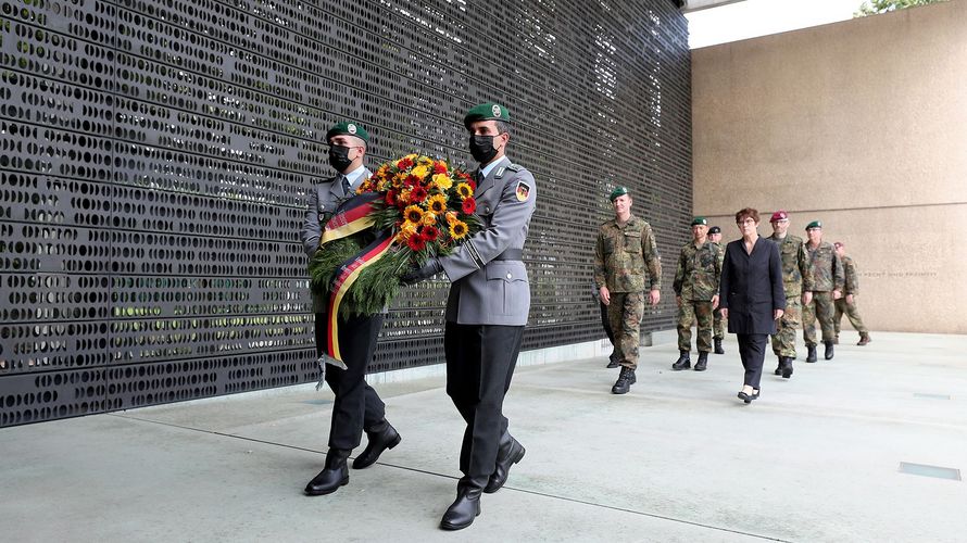 Mit Kranzniederlegungen am Ehrenmal im Bendlerblock und im Wald der Erinnerung in Potsdam wurde an die mehr als 3300 Männer und Frauen der Bundeswehr, die im Dienst ihr Leben ließen, erinnert. Foto: Bundeswehr/Sebastian Wilke