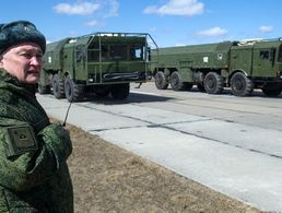 Russischer Soldat vor Iskander-M-Raketensystemen