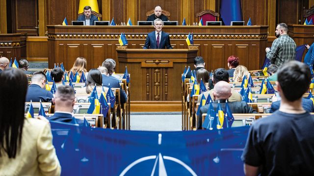 Jens Stoltenberg spricht in der Verkhovna Rada in Kiew. Einer der Streitpunkte der Allianz: Wie schnell soll die Ukraine Mitglied werden? Foto: NATO
