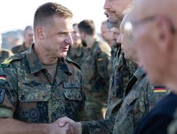 Die Soldaten des Vorkommandos der Panzerbrigade 45 begrüßen Brigadegeneral Christoph Huber in Litauen. Foto: Bundeswehr/Norman Möller