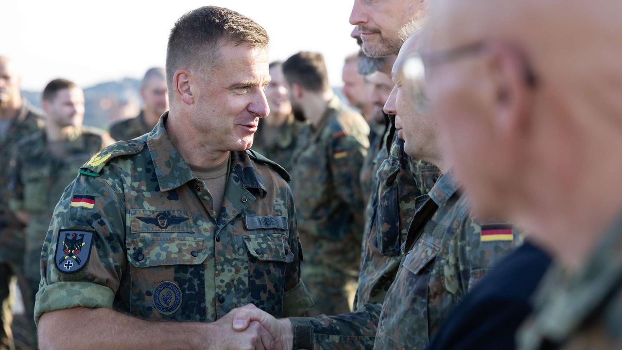 Die Soldaten des Vorkommandos der Panzerbrigade 45 begrüßen Brigadegeneral Christoph Huber in Litauen. Foto: Bundeswehr/Norman Möller