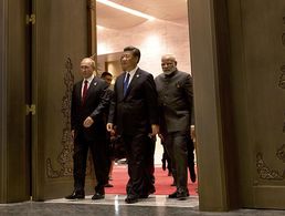 Russlands Präsident Wladimir Putin, der chinesische Präsident Xi Jinping und der indische Premierminister Narendra Modi (v.l.) Foto: picture alliance/AP Photo