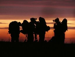 Ein Trupp Spezialkräfte bei Sonnenaufgang. Der DBwV steht im Jahr der Bundestagswahl besonders eng zusammen Foto: Bundeswehr