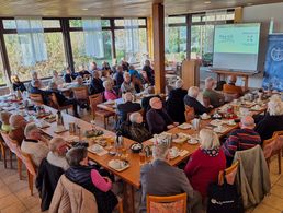 Nahezu 50 Mitglieder der KERH Amberg stimmten sich mit der letzten Versammlung des Jahres auf die Adventszeit ein, erfuhren jedoch auch mehr über die Arbeit der "Lotsenorganisation der Bundeswehr". Foto: Isabella Schleicher