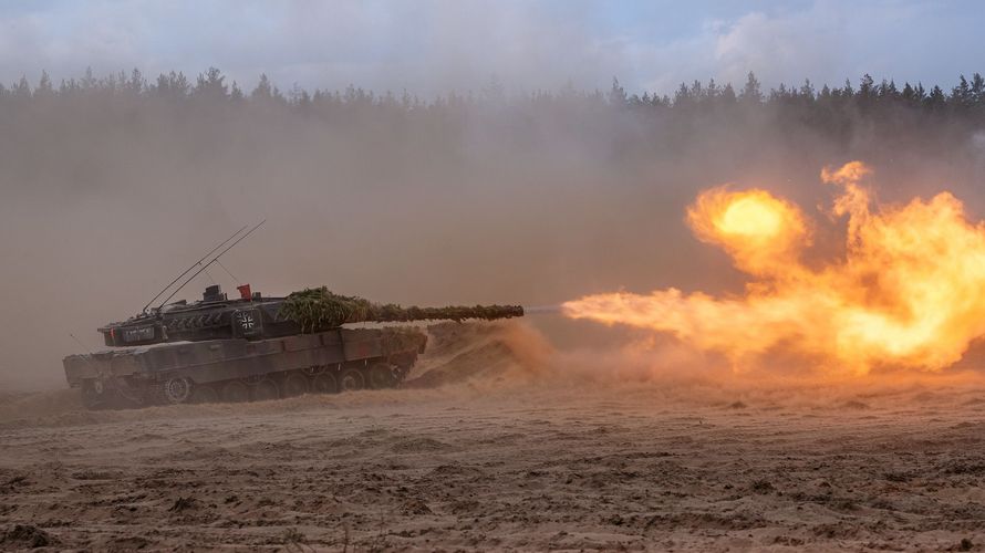 Der Kampfpanzer Leopard 2A7V im scharfen Schuss bei der NATO-Übung Grand Quadriga auf dem Truppenübungsplatz Pabrade/Litauen. Die Bundeswehr will mehr als 100 neue Leopard bestellen. Das Geld dafür gibt es im Haushalt allerdings nicht. Foto: Bundeswehr/Marco Dorow