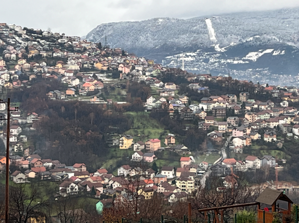 Sarajevo liegt von Bergen umgeben, die bis zu 1200 Meter emporragen. Im Winter ist die Region tief verschneit, es wird bis zu minus 20 Grad kalt. Foto: DBwV/Frank Jungbluth