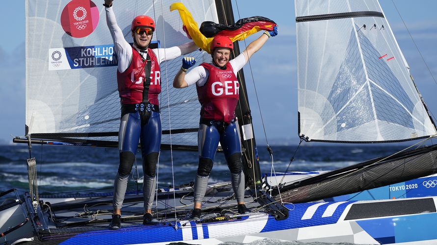 Glücklich über die Bronzemedaille im Katamaran: Hauptgefreiter Alica Stuhlhemmer und Stabsgefreiter Paul Kohlhoff. Foto: picture alliance / ASSOCIATED PRESS | Bernat Armangue