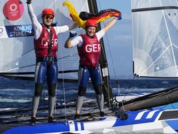 Glücklich über die Bronzemedaille im Katamaran: Hauptgefreiter Alica Stuhlhemmer und Stabsgefreiter Paul Kohlhoff. Foto: picture alliance / ASSOCIATED PRESS | Bernat Armangue