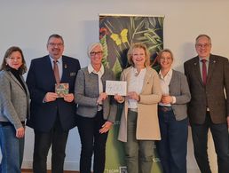 Bei der Übergabe der Spende der KERH Kaufbeuren an „Blicklicht“: Claudia Bäuerle (v.l.), Friedel Wegner, Gertrud Gellings, Michaela Bauschmid, Melanie Buchmüller und Frank Oberbeck. Foto: we