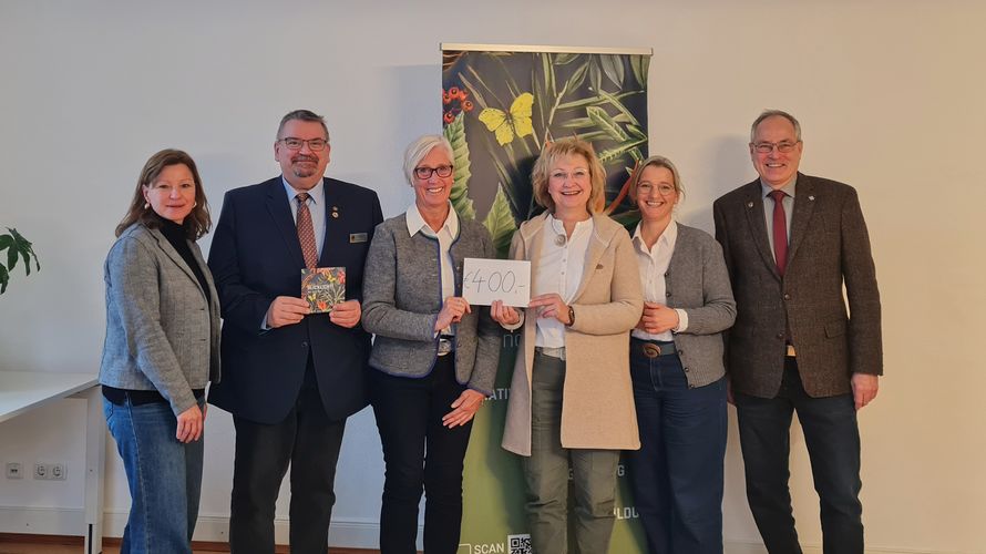 Bei der Übergabe der Spende der KERH Kaufbeuren an „Blicklicht“: Claudia Bäuerle (v.l.), Friedel Wegner, Gertrud Gellings, Michaela Bauschmid, Melanie Buchmüller und Frank Oberbeck. Foto: we