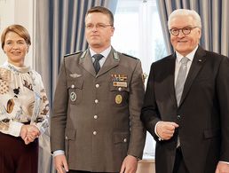 Im Schloss Bellevue: Der Bundesvorsitzende Oberstleutnant André Wüstner (Mitte) mit Bundespräsident Frank-Walter Steinmeier und seiner Ehefrau Elke Büdenbender. Foto: Bildschön GmbH-Melsa