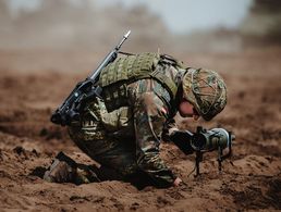 Bei einer Übung in Litauen verlegt ein Bundeswehrsoldat eine Panzerabwehrrichtmine. Die Bundeswehr hat Tausende dieser Minen an die Ukraine abgegeben - nun wird Ersatz beschafft. Foto: Bundeswehr/Lea Bacherle