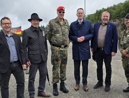 Im Lager Aulenbach legten kürzlich Rekruten ihr Feierliches Gelöbnis ab, die als „Ungediente“ zum Heimatschutz im Landeskommando gekommen sind. Dazu gratulierten ihnen auch zahlreiche Politiker. Auf dem Foto v.l.n.r  der Beigeordnete der Verbandsgemeinde Baumholder, Rouven Hebel (FREIE WÄHLER RLP) ;der Stadtbürgermeister Baumholder, Günther Jung (Freie Wählergemeinschaft); Oberst Stefan Weber ( Kdr LKdo RP); der Innenminister des Landes Rheinland-Pfalz, Michael Ebling (SPD); der Bundestagsabgeordnete Joe Weingarten (SPD) sowie der stellvertretende Landesvorsitzende Stabsfeldwebel Volker Keil. Foto: Rouven Voigt