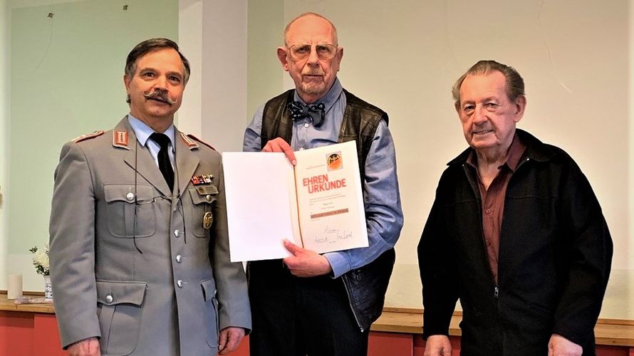Der Geehrte Major a. D. Peter Norman (M) freut sich über die Glückwünsche von Hauptmann a. D. Steffen Braun (l) sowie Oberstleutnant a.D. Harry Flick. Foto Steffen Braun