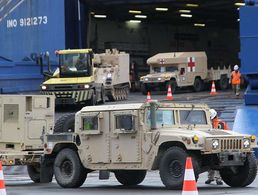 Material und Fahrzeuge der US-Army für Defender Europe 20 im Kaiserhafen von Bremerhaven, hier noch bei der Entladung zu sehen. Die Großübung wird kontrolliert beendet, die Amerikaner treten die Heimreise an. Foto: Bundeswehr/Rene Brunken