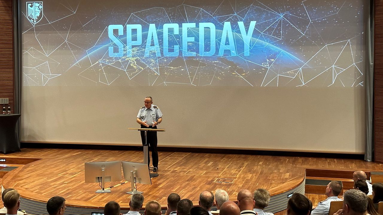 „Auch Space ist ein Baustein auf dem Weg zur Kriegstüchtigkeit“: General Carsten Breuer hielt das Schlusswort beim Space Day in Hamburg. Foto: DBwV/Philipp Kohlhöfer