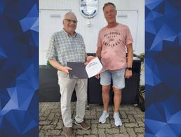 Der Jubilar Herbert Betz mit seinem Kameradschaftsvorsitzenden Bodo Bettge-Reddöhl. Foto: LV Nord