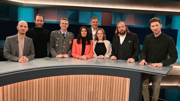 Diskutieren bei „Hart aber fair“ über Taurus, Putin-Propaganda und Kriegstüchtigkeit (v.l.): Daniel Untch, Ottogerd Karasch, Oberst André Wüstner, Serap Güler (CDU), Jan van Aken (Die Linke),Jessica Rosenthal (SPD), Anton Hofreiter (Bündnis 90/Die Grünen) und Moderator Louis Klamroth. Foto: picture alliance/dpa/Horst Galuschka