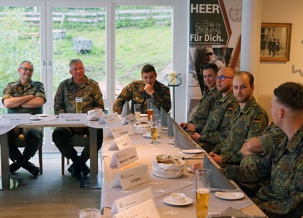 Generalleutnant Alfons Mais (links) und Oberstleutnant Thomas Behr (2.v.l) während des Gesprächs mit studierenden Offizieren Foto: DBwV/Kruse