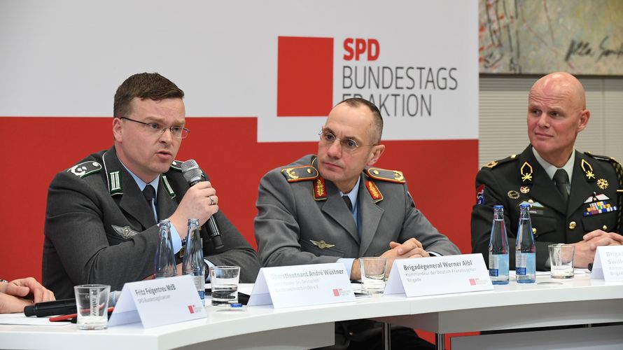 Oberstleutnant André Wüstner (l.) diskutierte mit den anderen Teilnehmern über multinationale Einheiten Foto: Andreas Amann