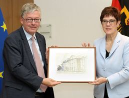 Verteidigungsministerin Annegret Kramp-Karrenbauer verabschiedet den Wehrbeauftragten Hans-Peter Bartels. Foto: Bundeswehr/Wilke