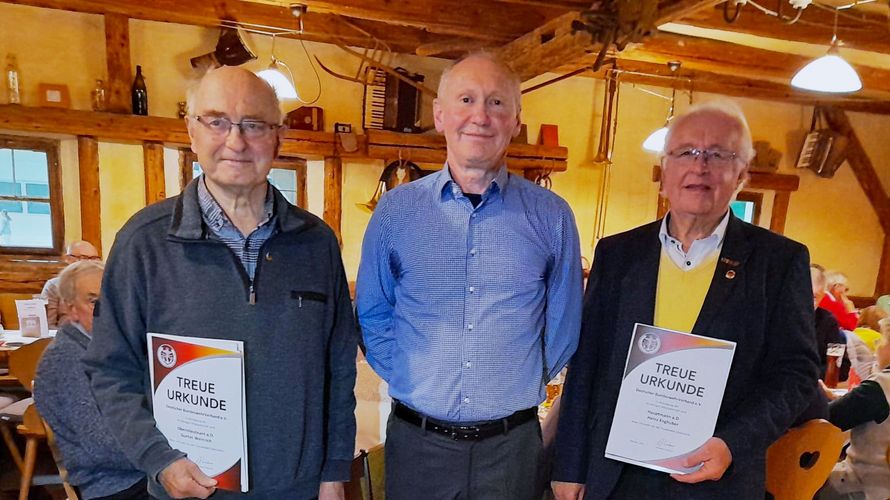 Beim festlichen Jahresausklang der KERH Neuburg/Donau zeichnete Vorsitzender Ludwig Birngruber die langjährigen Mitglieder Oberstleutnant a.D. Gunter Weinrich (l.) und Hauptmann a.D. Heinz Enghuber (r.) aus. Foto: Lotter