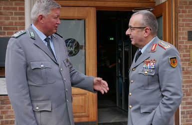 Thomas Behr im Gespräch mit dem ranghöchsten Soldaten der Bundeswehr. Foto: LV Nord