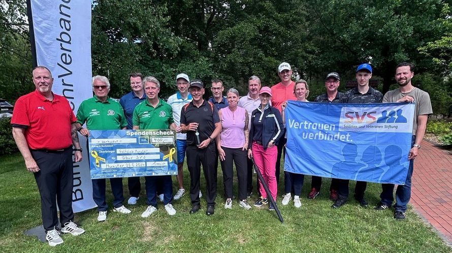 Beim Golf in Munster: Sieger und Organisatoren nach Ende des Turniers. Foto: LV Nord