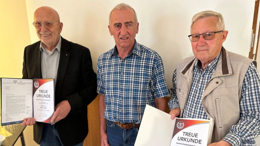 Bei der Ehrung der KERH Lütjenburg (v.l.n.r.): Willy Schneider, Holger Kemter und Rainer Dardemann. Foto: LV Nord