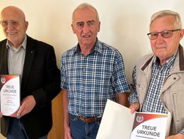 Bei der Ehrung der KERH Lütjenburg (v.l.n.r.): Willy Schneider, Holger Kemter und Rainer Dardemann. Foto: LV Nord