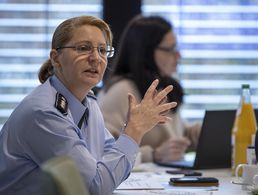 Hauptmann Petra Böhm, stellvertretende Vorsitzende Sanität im Bundesvorstand, führte durch die Tagung mit Soldatinnen. Foto: DBwV/Yann Bombeke