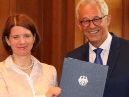 Martina Rosenberg, auf diesem Bild mit Staatssekretär Gerd Hoofe zu sehen, wird neue Präsidentin des Militärischen Abschirmdienstes. Foto: BMVg