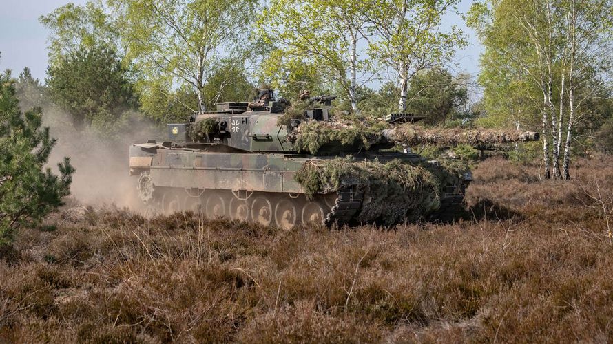 Grünes Licht für mehr Schutz für den Leopard-Panzer. Am 27. Januar gab der Haushaltsausschuss des Deutschen Bundestages Haushaltsmittel für ein abstandsaktives Schutzsystem frei. Foto: Bundeswehr/Marco Dorow