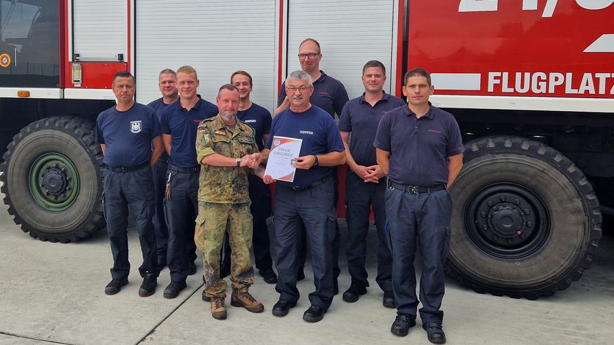 TruKa-Vorsitzender Stabsunteroffizier Michael Nötzold zeichnete Hauptbrandmeister Rainer Eifert für 40-jährige Mitgliedschaft im BundeswehrVerband aus. Foto: Michael Nötzold 