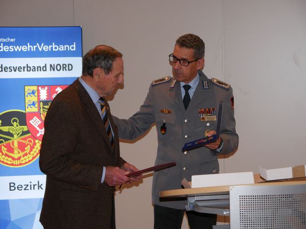 Während der Tagung erhielt Stabsfeldwebel a.D. Wolfgang Jondral (links) für seine Verdienste die Verbandsplakette des DBwV. Foto: DBwV