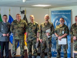 Mitgliederehrung durch den DBwV-Bundesvorsitzenden im SHAPE (v.r.n.l.) TruKa-Vorsitzender Stabsfeldwebel Carsten Tüllner, die Jubilare Oberstleutnant Achim Becker, Oberstleutnant Christian Mühlnickel, Oberstleutnant Frank Dinort und Hauptmann Roland Hansen sowie Bundesvorsitzender Oberst André Wüstner. Foto: Oberstabsgefreiter Robin Reer 