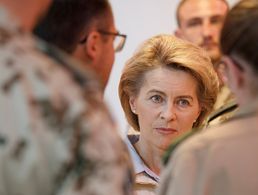 Wurde als "outside expert" angekündigt: Verteidigungsministerin Ursula von der Leyen, hier bei einem Truppenbesuch Foto: Bundeswehr