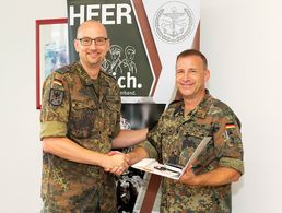 Lt Schilder erhält seine Treueurkunde für 25 Jahre Mitgliedschaft im Verband. Foto: DBwV/Schulz