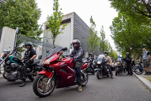 Vor dem Ehrenmal der Bundeswehr ist die Hildebrandstraße voller Motorräder. Foto: DBwV/Yann Bombeke