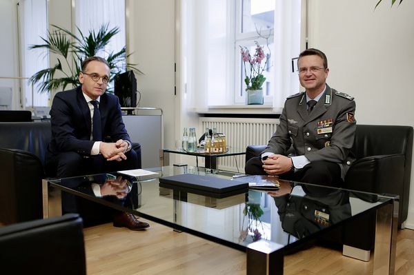 Der Bundesvorsitzende Oberstleutnant André Wüstner im Gespräch mit dem Bundesaußenminister Heiko Maas. Foto: Auswärtiges Amt