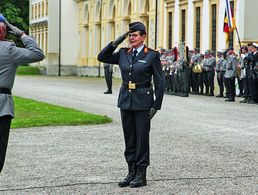 Bei einem Übergabeappell übernahm Generalstabsarzt Dr. Gesine Krüger 2016 das Kommando über die Sanitätsakademie der Bundeswehr in München. Foto: Bundeswehr/Langer