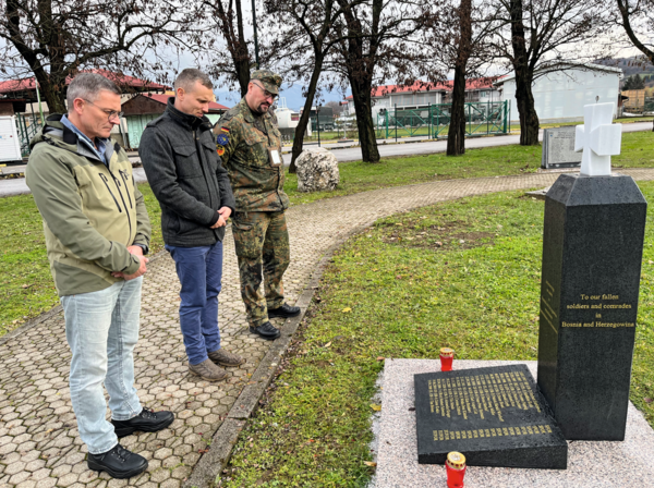 Im Camp Butmir in Sarajevo steht ein Gedenkstein für die 17 Soldatinnen und Soldaten, die während der Mission EUFOR Althea und in den vergangenen 20 Jahren in Bosnien ihr Leben gelassen haben. Foto: DBwV/Frank Jungbluth